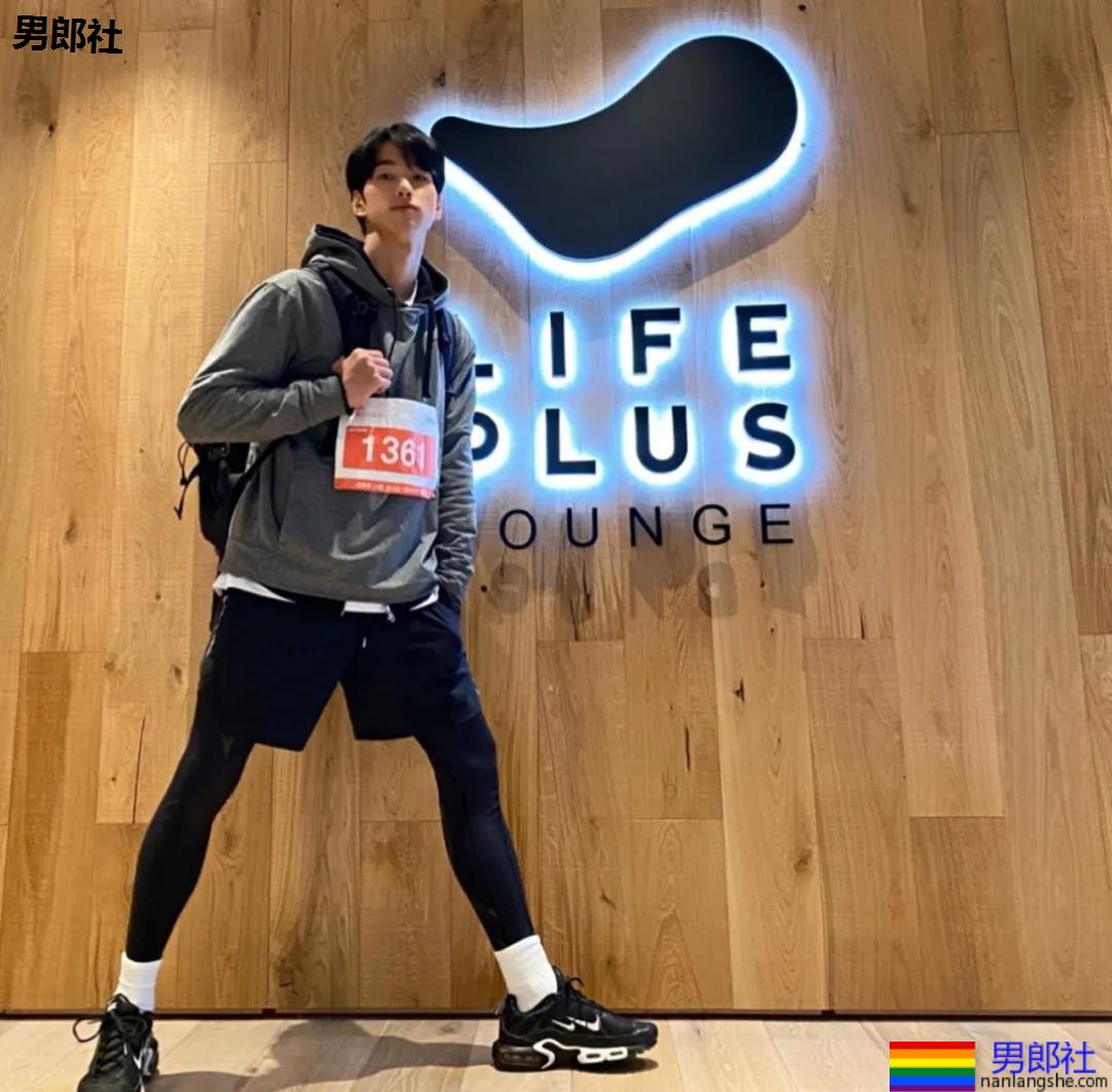 大长腿薄肌体育生小哥，也太可了吧！ - 51虹马