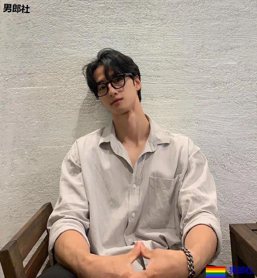 大长腿薄肌体育生小哥，也太可了吧！ - 51虹马