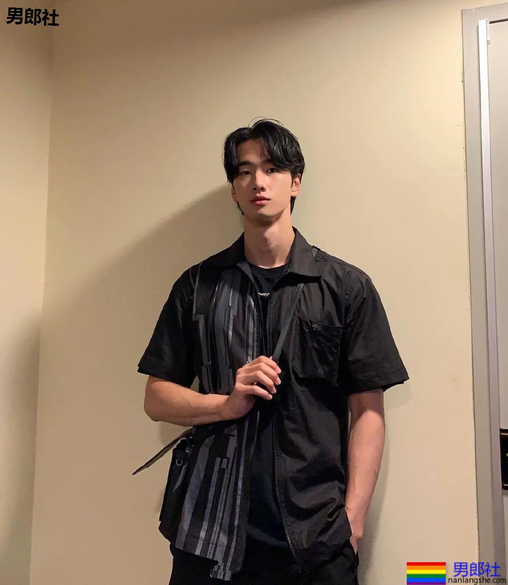 大长腿薄肌体育生小哥，也太可了吧！ - 51虹马