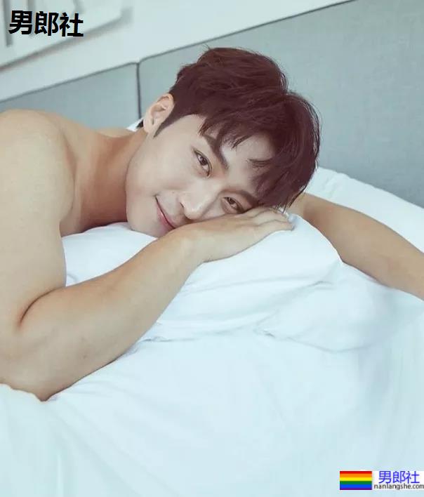 腹肌男神卞庆华自慰飞机流出后最新专访视频来了，太尴尬了！ - 51虹马