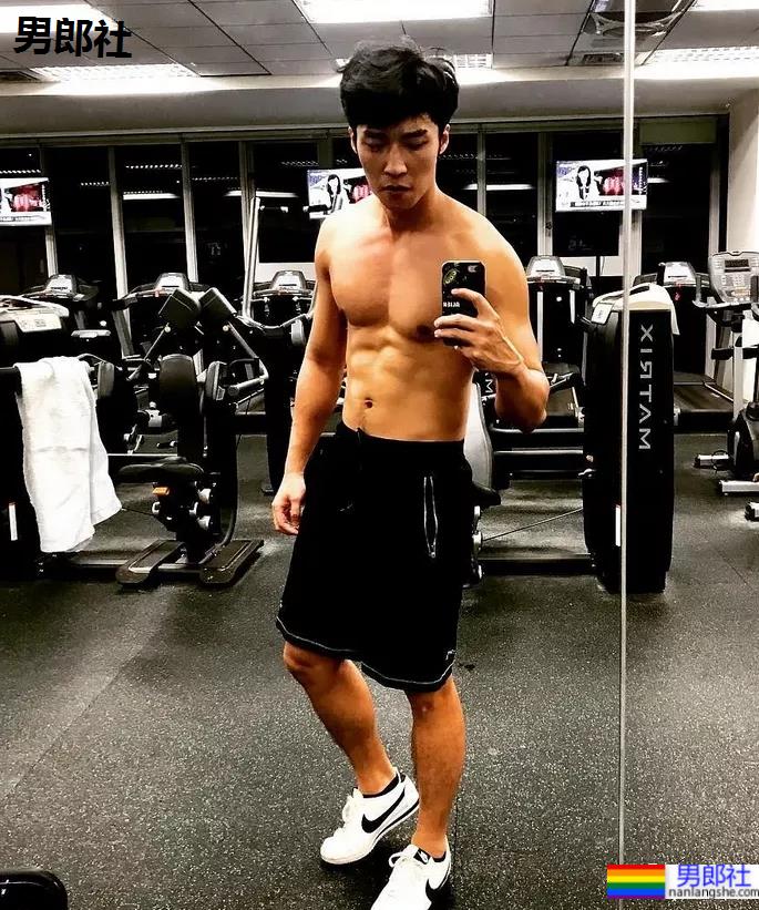 腹肌男神卞庆华自慰飞机流出后最新专访视频来了，太尴尬了！ - 51虹马