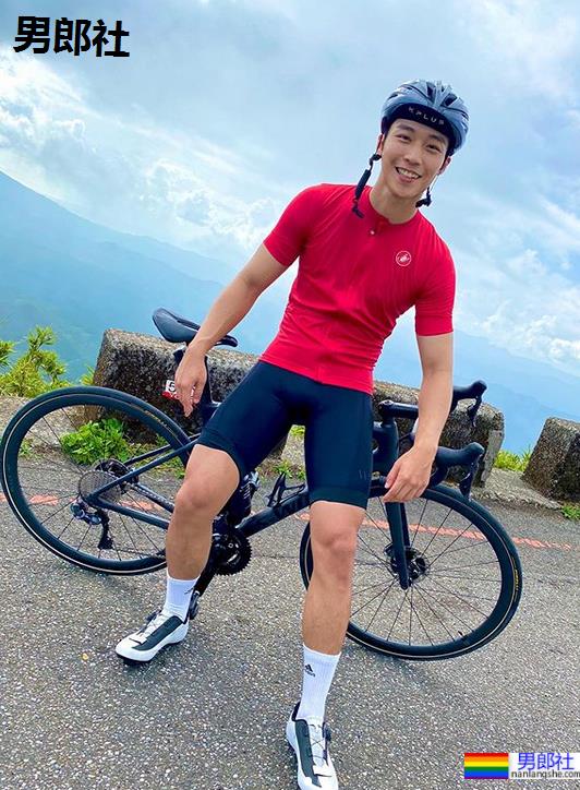 腹肌男神卞庆华自慰飞机流出后最新专访视频来了，太尴尬了！ - 51虹马