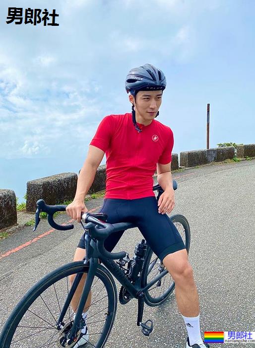 腹肌男神卞庆华自慰飞机流出后最新专访视频来了，太尴尬了！ - 51虹马