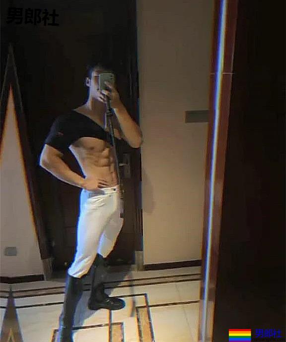 00后肌肉小哥被颁奖教练摸脸视频火了！高帅长腿腱子肉，不输体育生！ - 51虹马