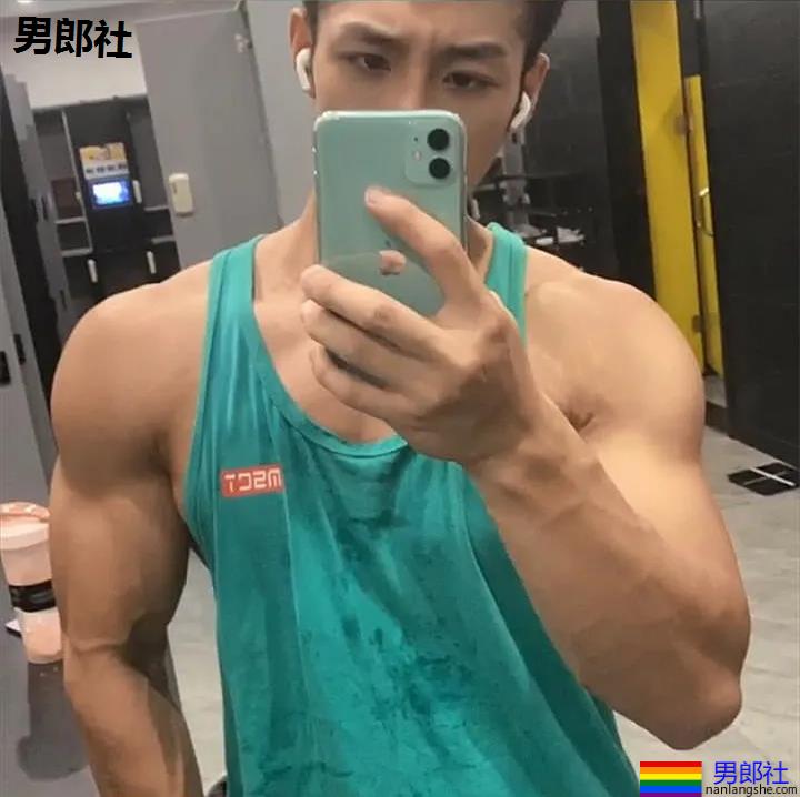 00后肌肉小哥被颁奖教练摸脸视频火了！高帅长腿腱子肉，不输体育生！ - 51虹马