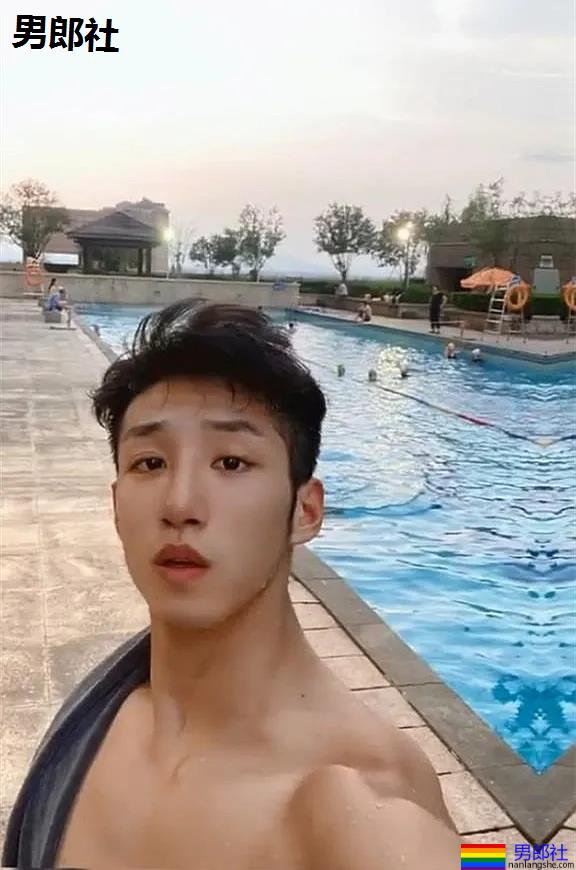 00后肌肉小哥被颁奖教练摸脸视频火了！高帅长腿腱子肉，不输体育生！ - 51虹马