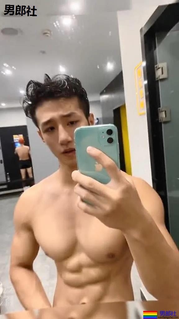 00后肌肉小哥被颁奖教练摸脸视频火了！高帅长腿腱子肉，不输体育生！ - 51虹马