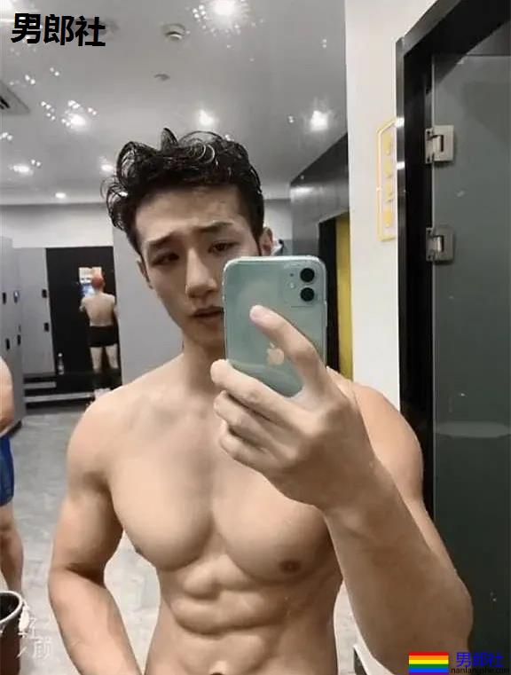 00后肌肉小哥被颁奖教练摸脸视频火了！高帅长腿腱子肉，不输体育生！ - 51虹马