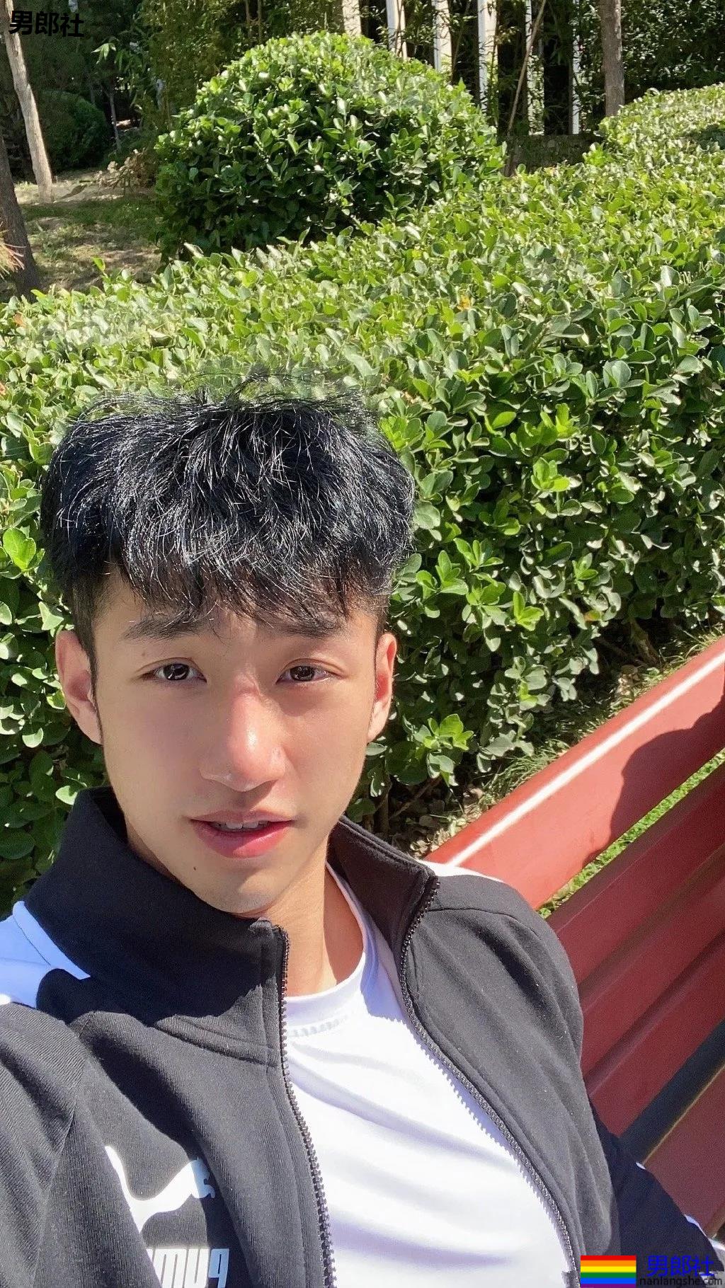 00后肌肉小哥被颁奖教练摸脸视频火了！高帅长腿腱子肉，不输体育生！ - 51虹马