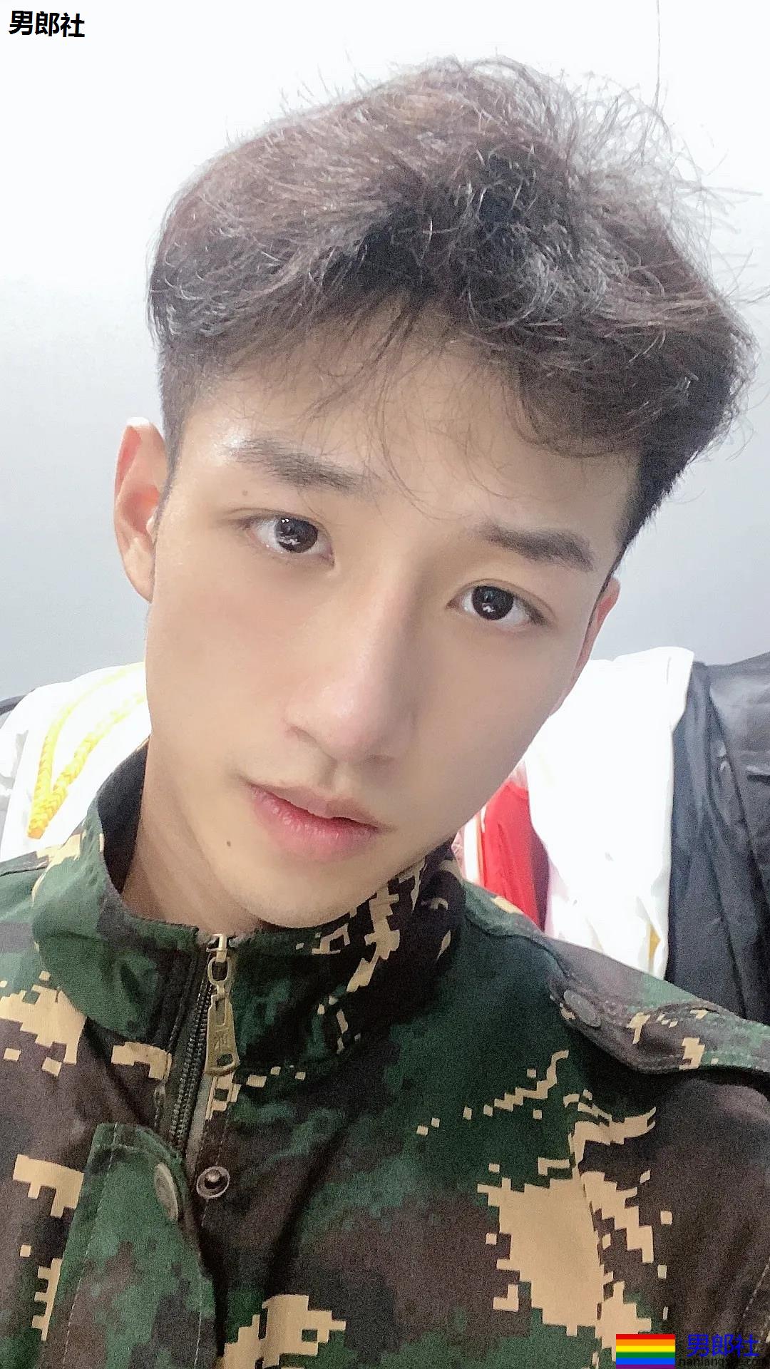 00后肌肉小哥被颁奖教练摸脸视频火了！高帅长腿腱子肉，不输体育生！ - 51虹马