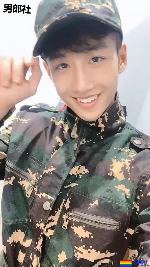 00后肌肉小哥被颁奖教练摸脸视频火了！高帅长腿腱子肉，不输体育生！ - 51虹马