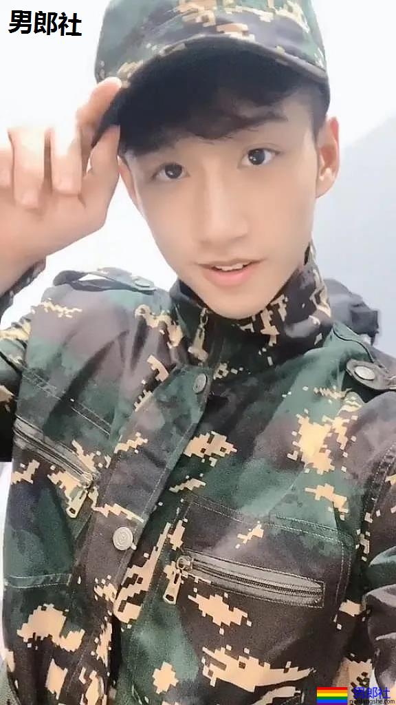 00后肌肉小哥被颁奖教练摸脸视频火了！高帅长腿腱子肉，不输体育生！ - 51虹马