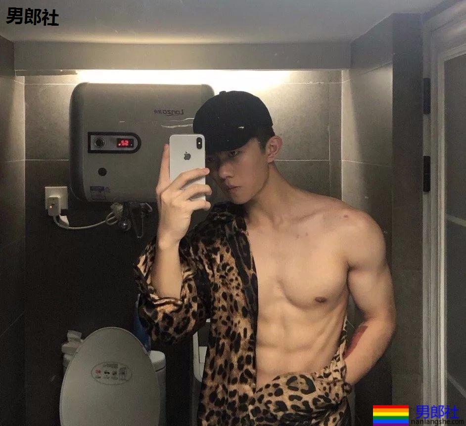 小哥哥的腹肌，好好看~~-51虹马