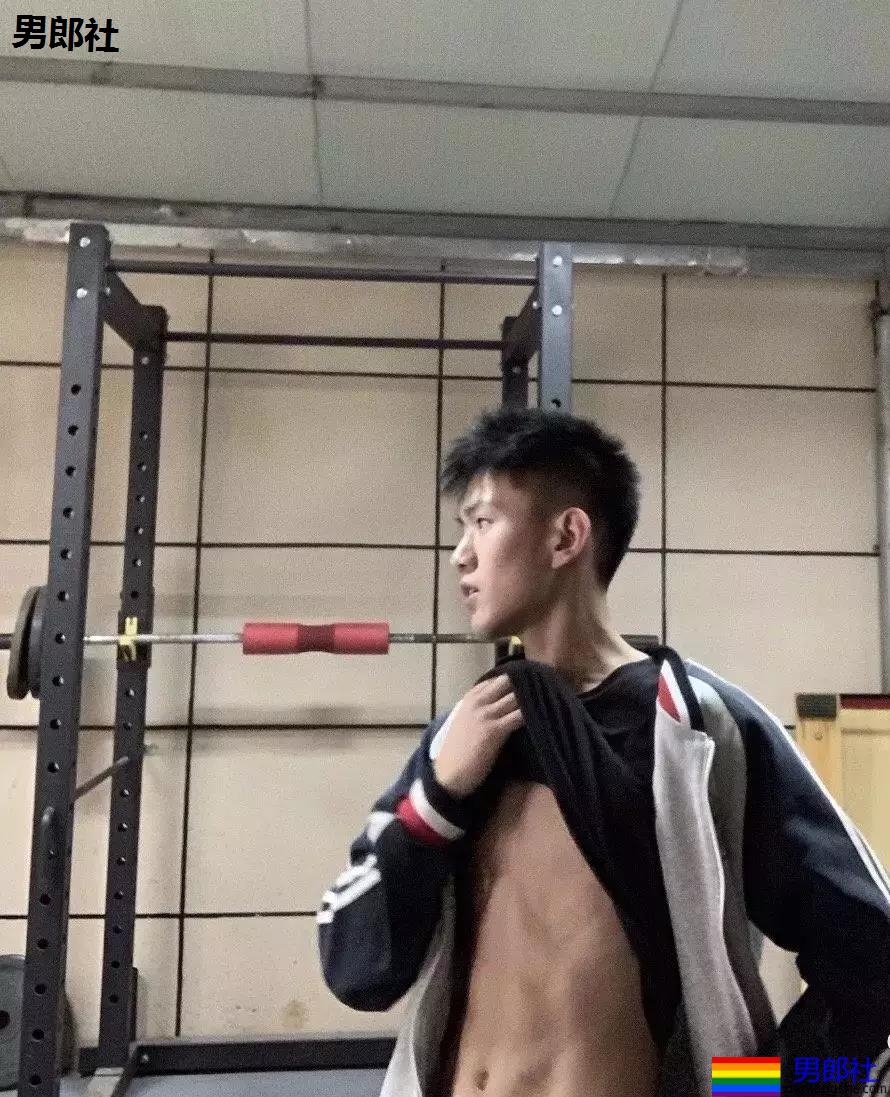 小哥哥的腹肌，好好看~~ - 51虹马