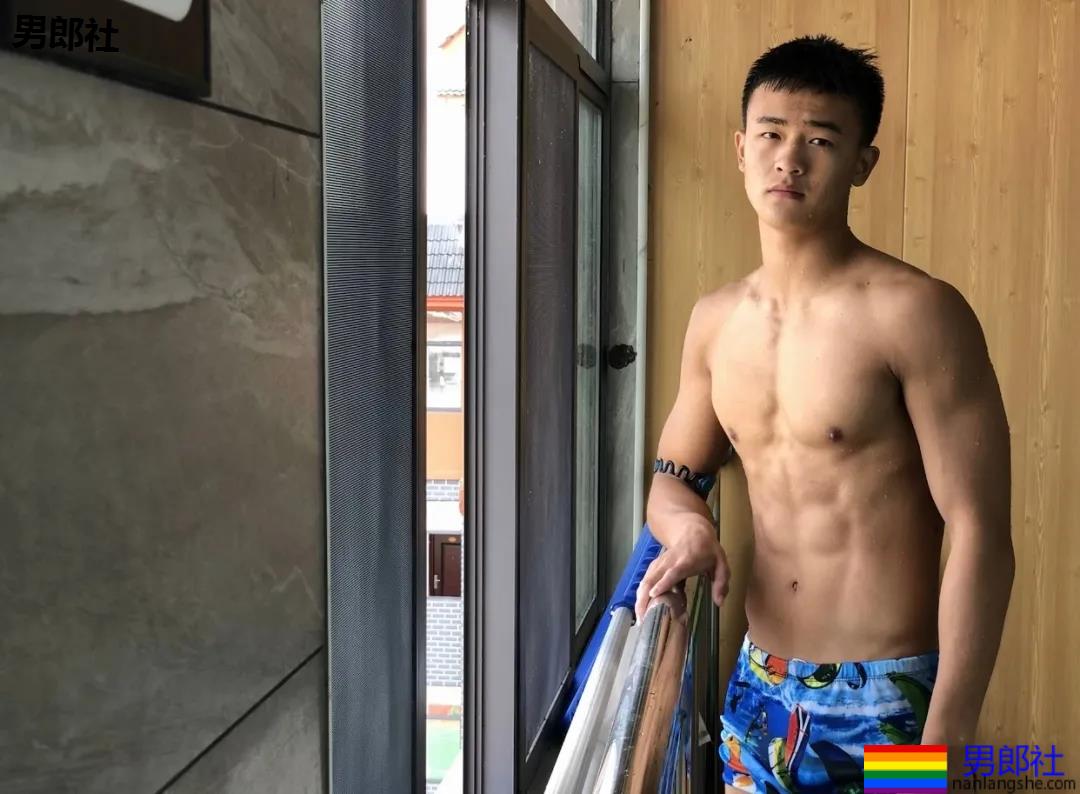 2枚体院男孩，你选谁？ - 51虹马