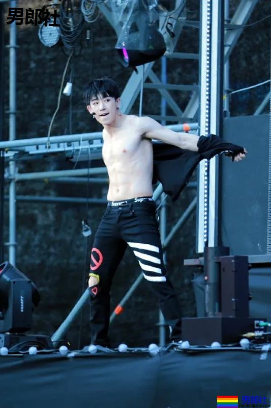 痞坏白嫩小奶狗黑料和腹肌一样多!退队后复出,腱子肉身材让人窒息! - 51虹马 痞坏白嫩小奶狗黑料和腹肌一样多!退队后复出,腱子肉身材让人窒息! - 51虹马