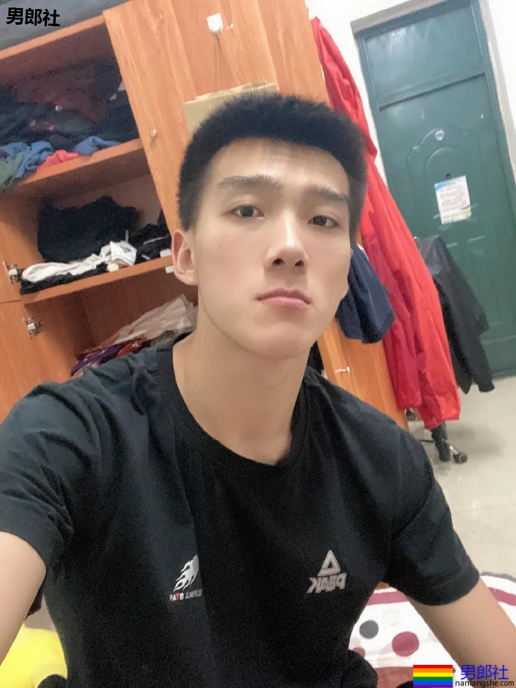 00后男排运动员火了!195大长腿的山东小哥,果然不错! - 51虹马 00后男排运动员火了!195大长腿的山东小哥,果然不错! - 51虹马