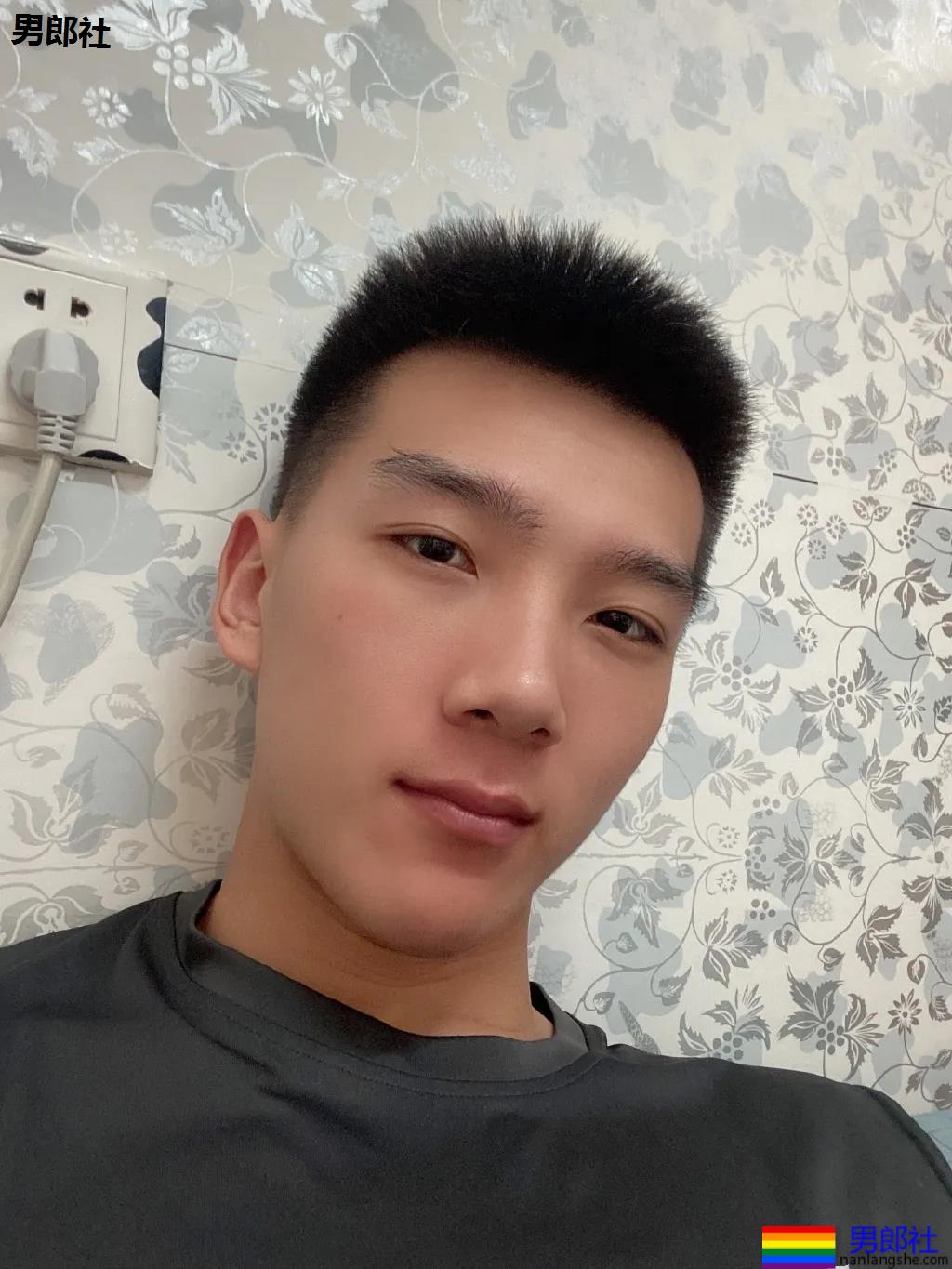 00后男排运动员火了!195大长腿的山东小哥,果然不错! - 51虹马 00后男排运动员火了!195大长腿的山东小哥,果然不错! - 51虹马