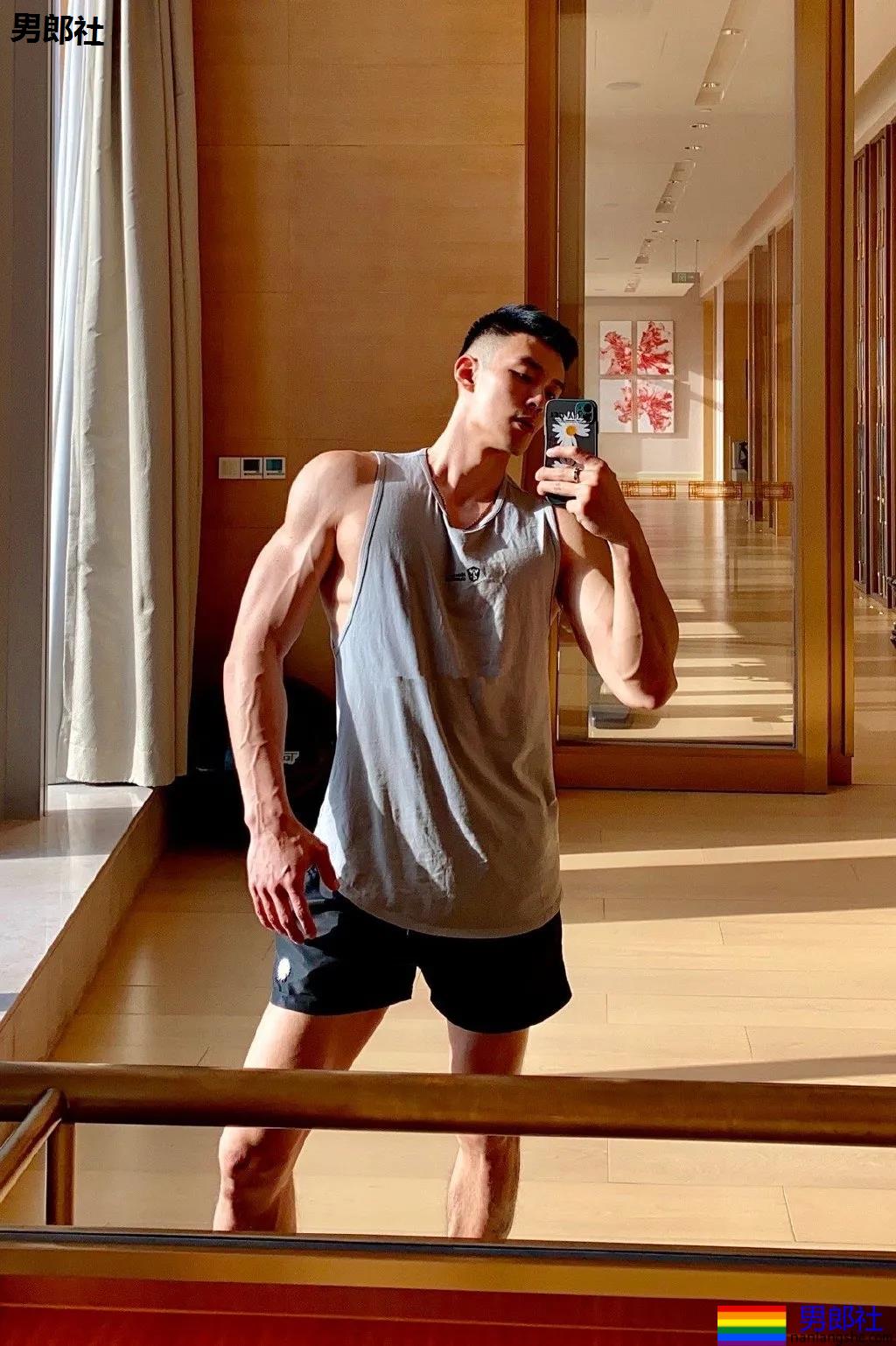 身材不输彭于晏！长腿腱子肉身材，又A又Man! - 51虹马