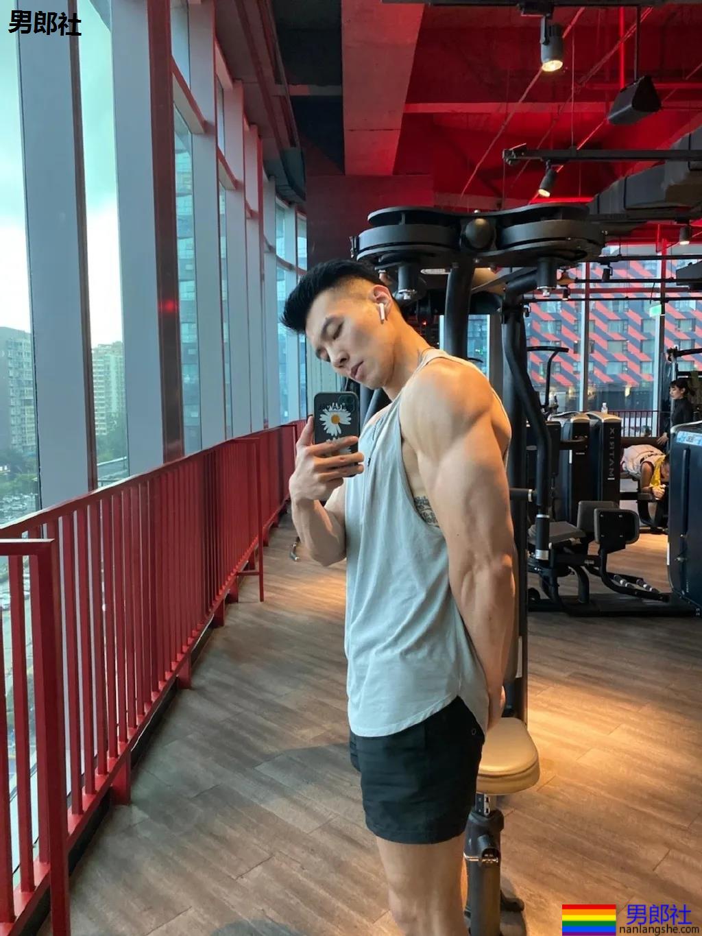 身材不输彭于晏！长腿腱子肉身材，又A又Man! - 51虹马