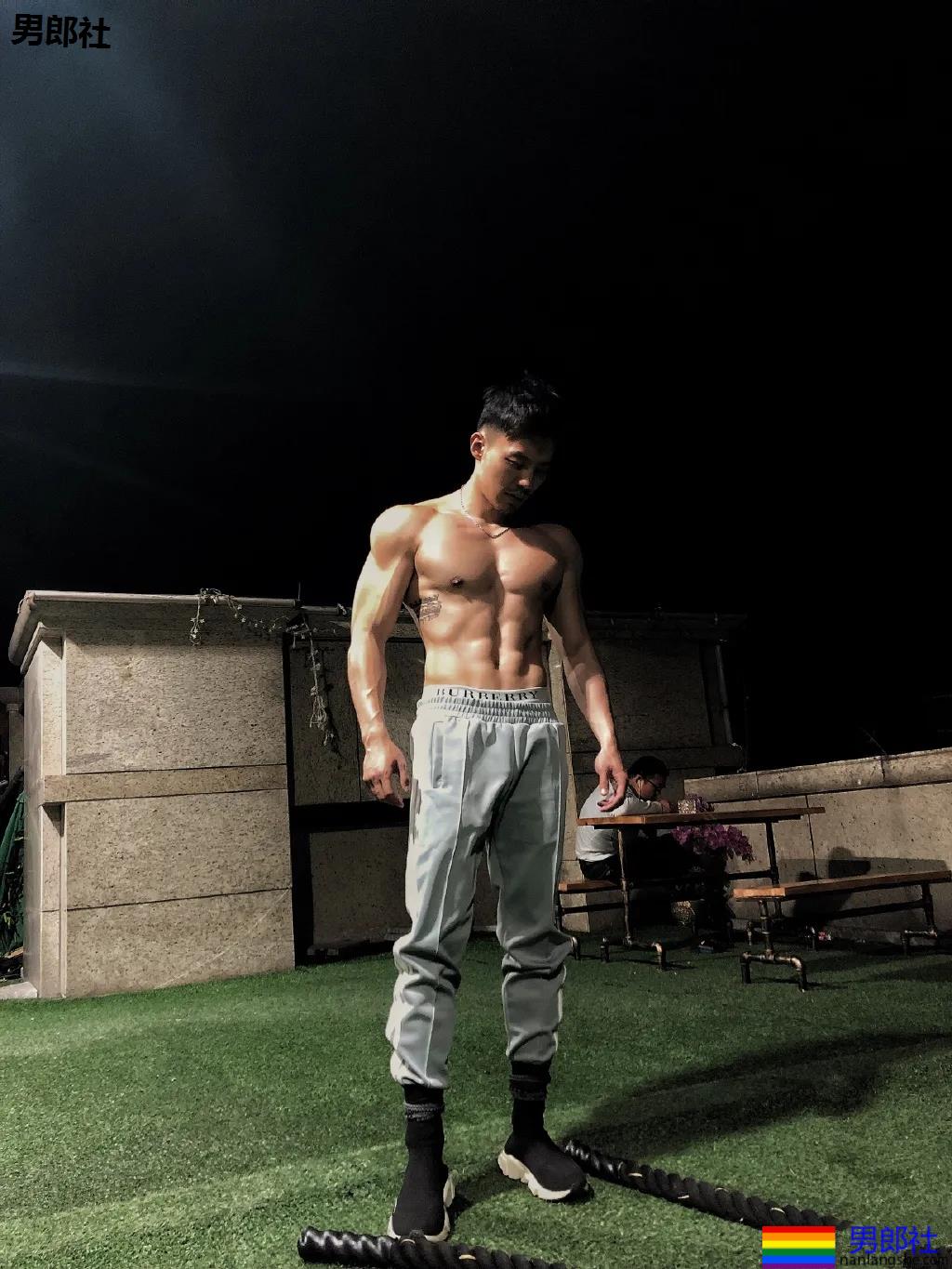 身材不输彭于晏！长腿腱子肉身材，又A又Man! - 51虹马