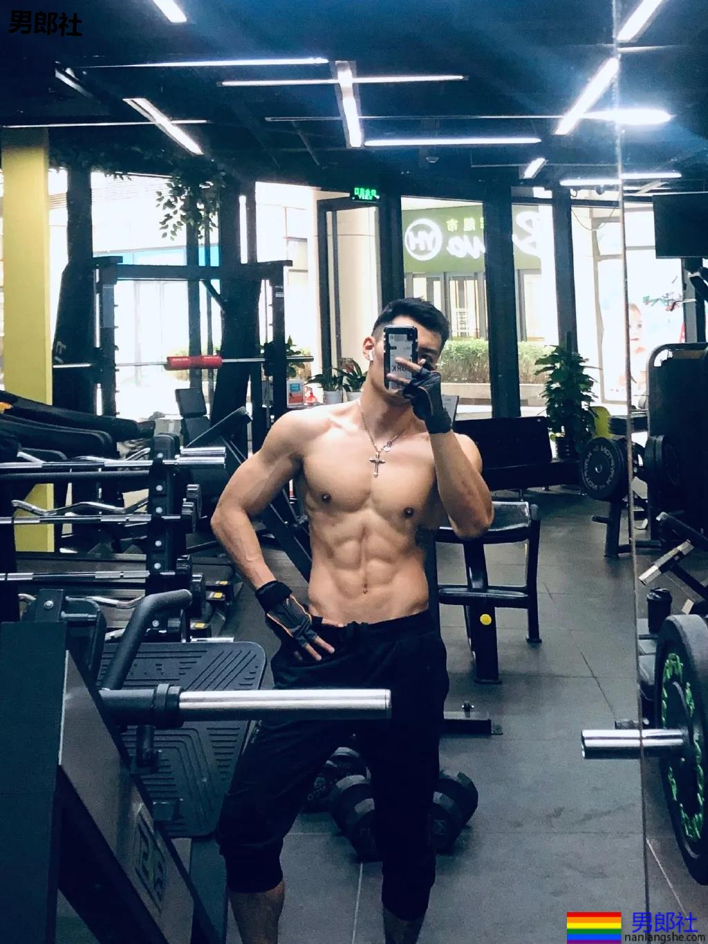 身材不输彭于晏！长腿腱子肉身材，又A又Man! - 51虹马