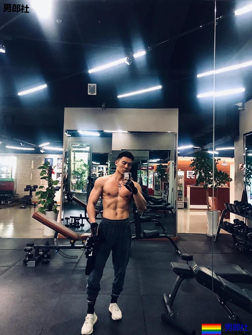 身材不输彭于晏！长腿腱子肉身材，又A又Man! - 51虹马