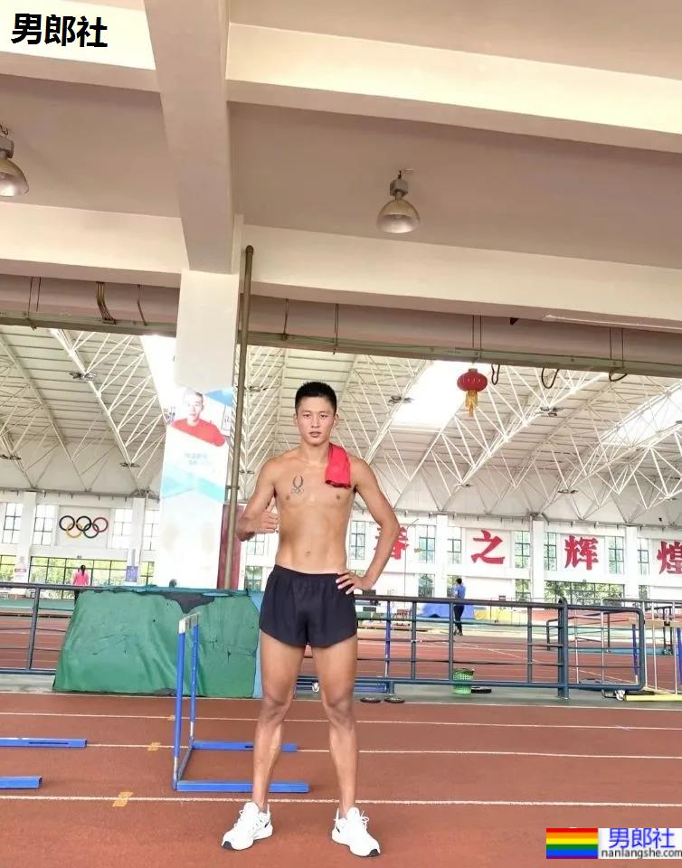 刚刚训练完的田径体育生，男人味有多足？ - 51虹马
