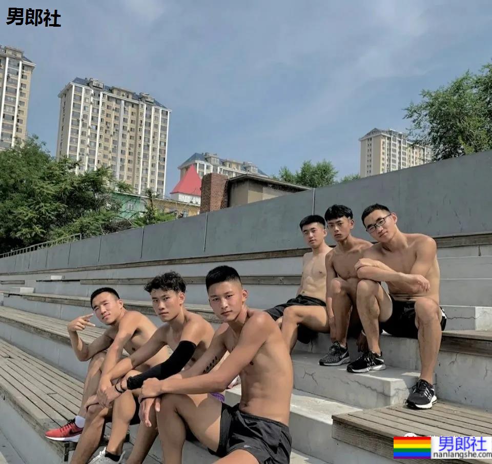 刚刚训练完的田径体育生，男人味有多足？ - 51虹马