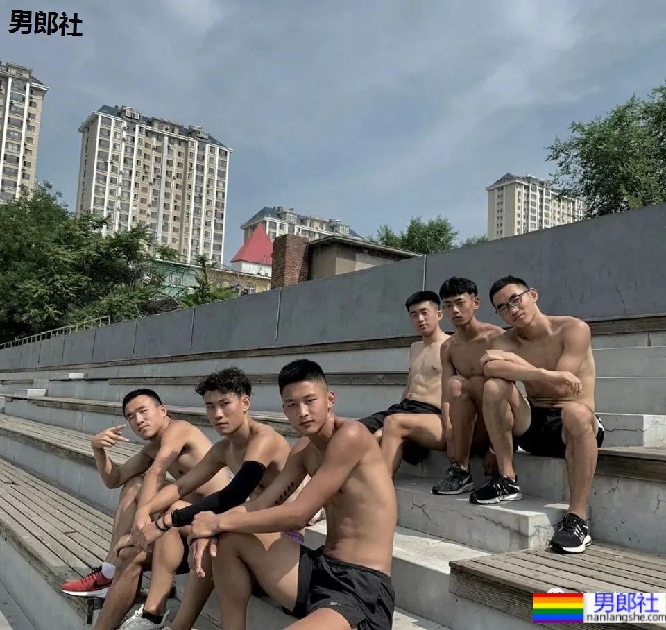 刚刚训练完的田径体育生，男人味有多足？ - 51虹马