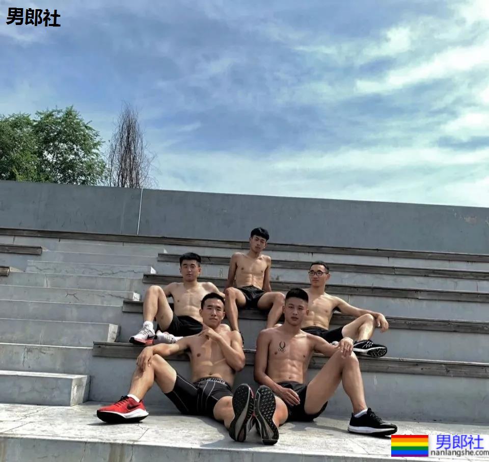 刚刚训练完的田径体育生，男人味有多足？ - 51虹马