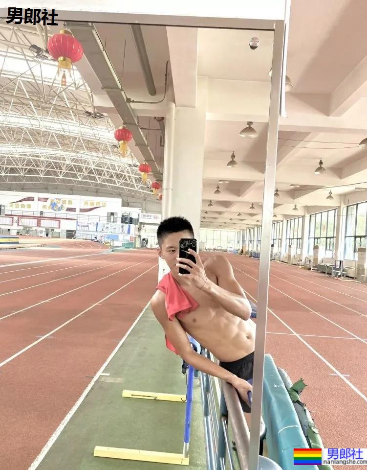 刚刚训练完的田径体育生，男人味有多足？ - 51虹马