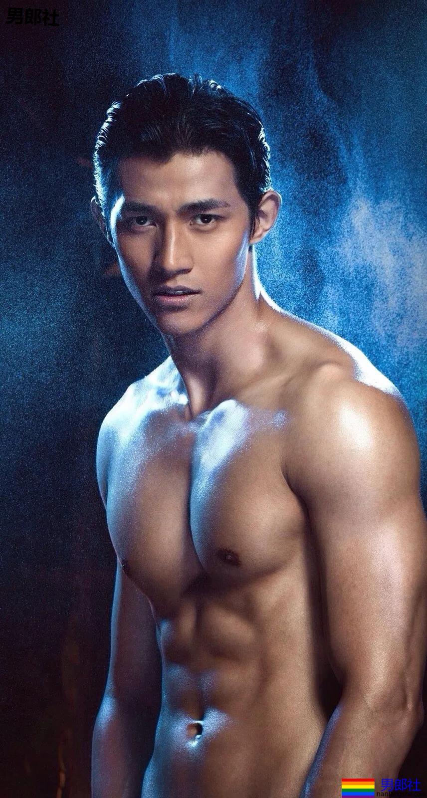 男1男2沐浴秀身材又卖腐?！187长腿筋肉男模，也太会玩了！ - 51虹马