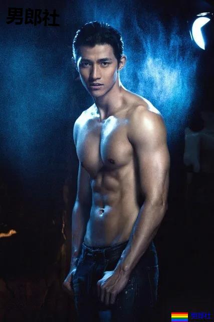 男1男2沐浴秀身材又卖腐?！187长腿筋肉男模，也太会玩了！ - 51虹马