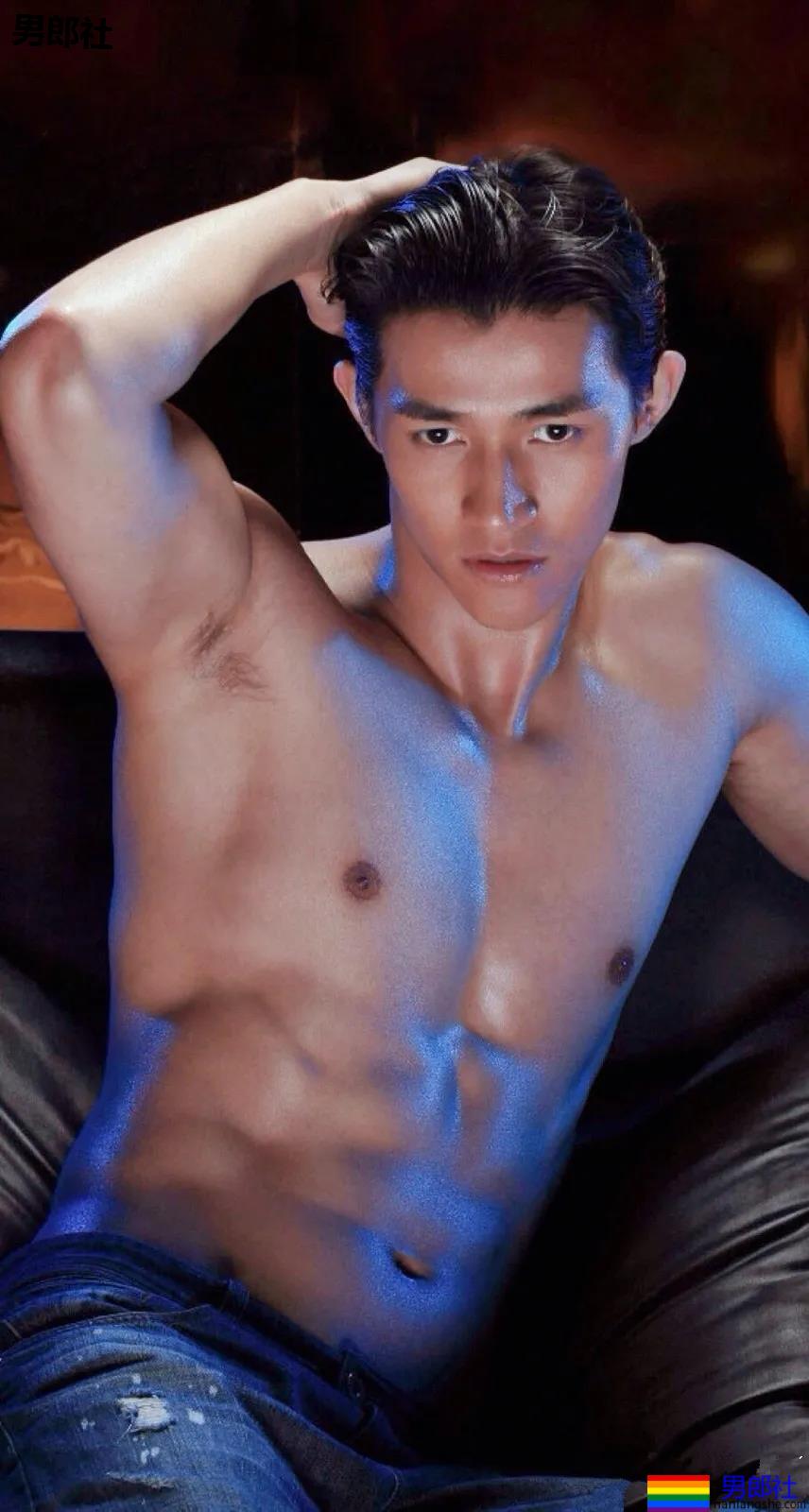 男1男2沐浴秀身材又卖腐?！187长腿筋肉男模，也太会玩了！ - 51虹马