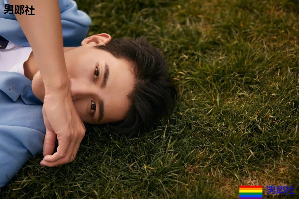 男1男2沐浴秀身材又卖腐?！187长腿筋肉男模，也太会玩了！ - 51虹马