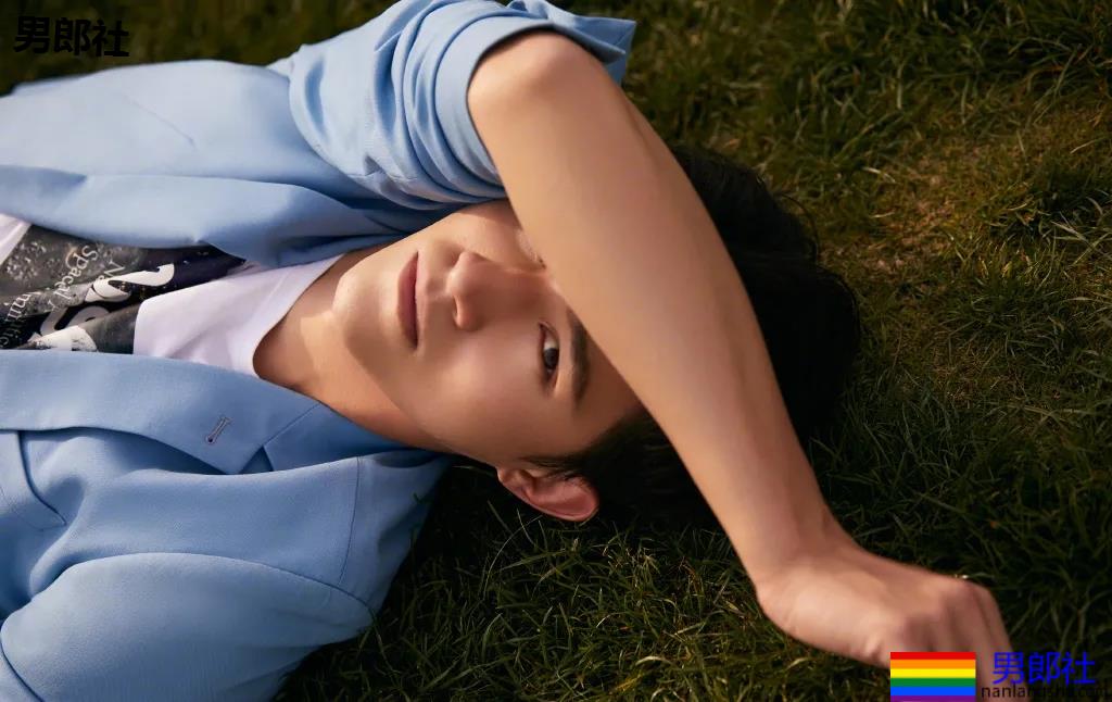 男1男2沐浴秀身材又卖腐?！187长腿筋肉男模，也太会玩了！ - 51虹马