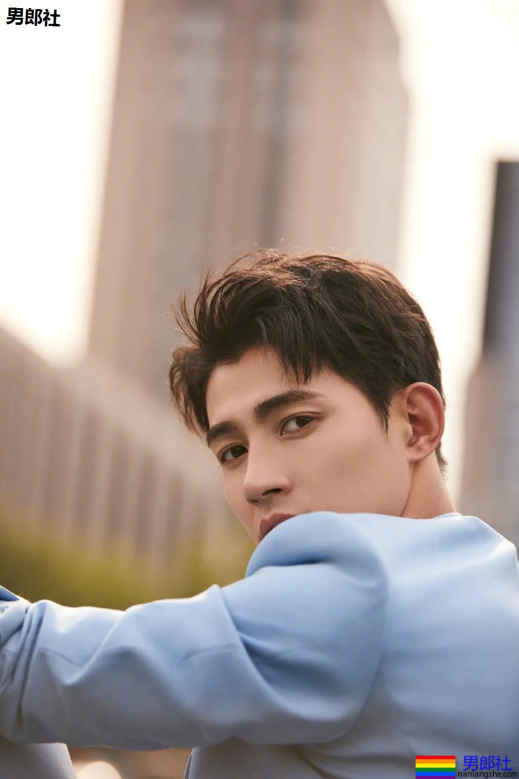 男1男2沐浴秀身材又卖腐?！187长腿筋肉男模，也太会玩了！ - 51虹马