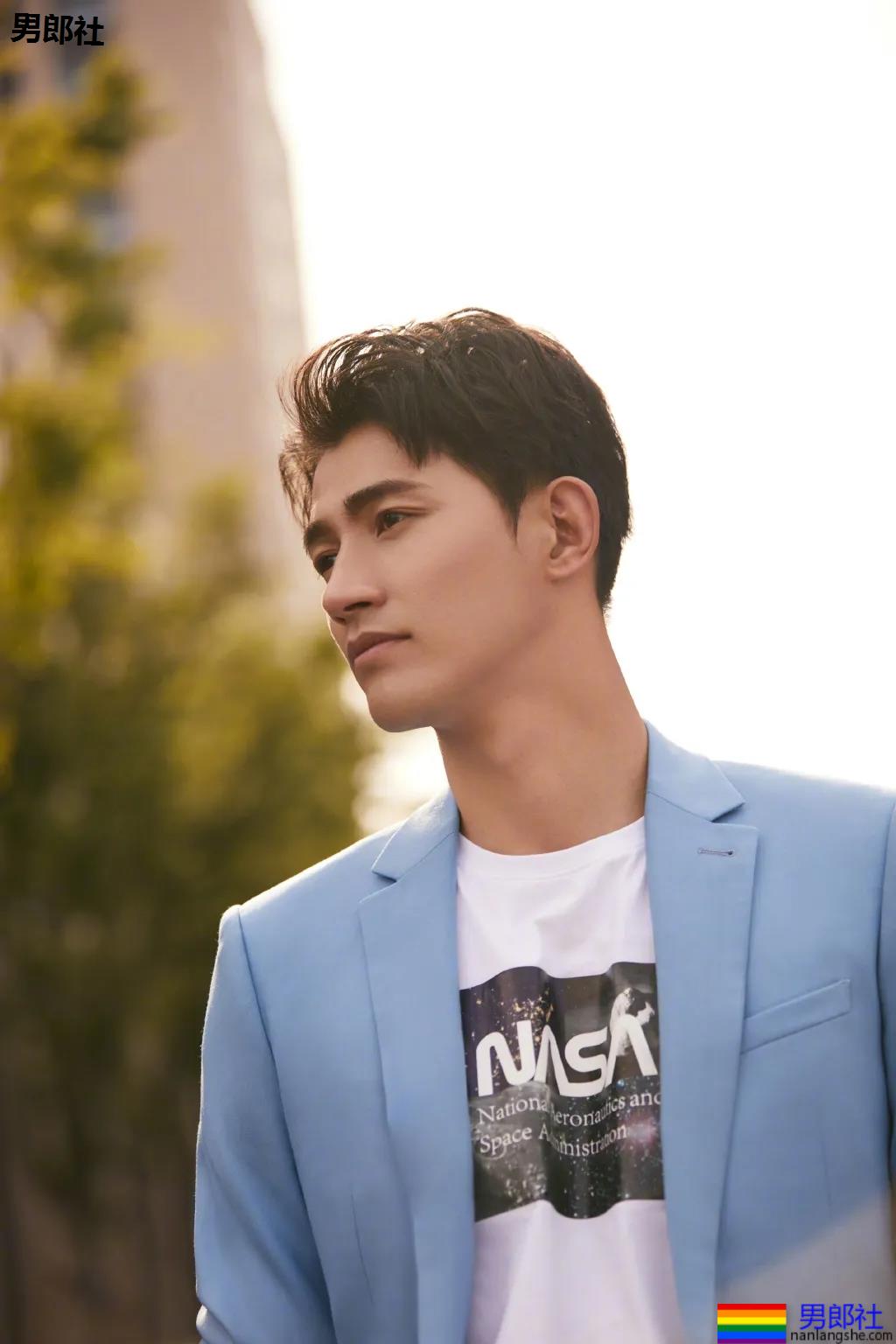 男1男2沐浴秀身材又卖腐?！187长腿筋肉男模，也太会玩了！ - 51虹马