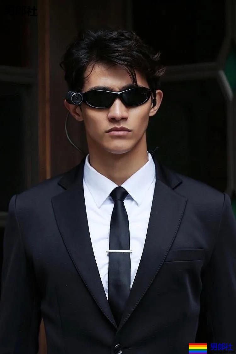 男1男2沐浴秀身材又卖腐?！187长腿筋肉男模，也太会玩了！ - 51虹马