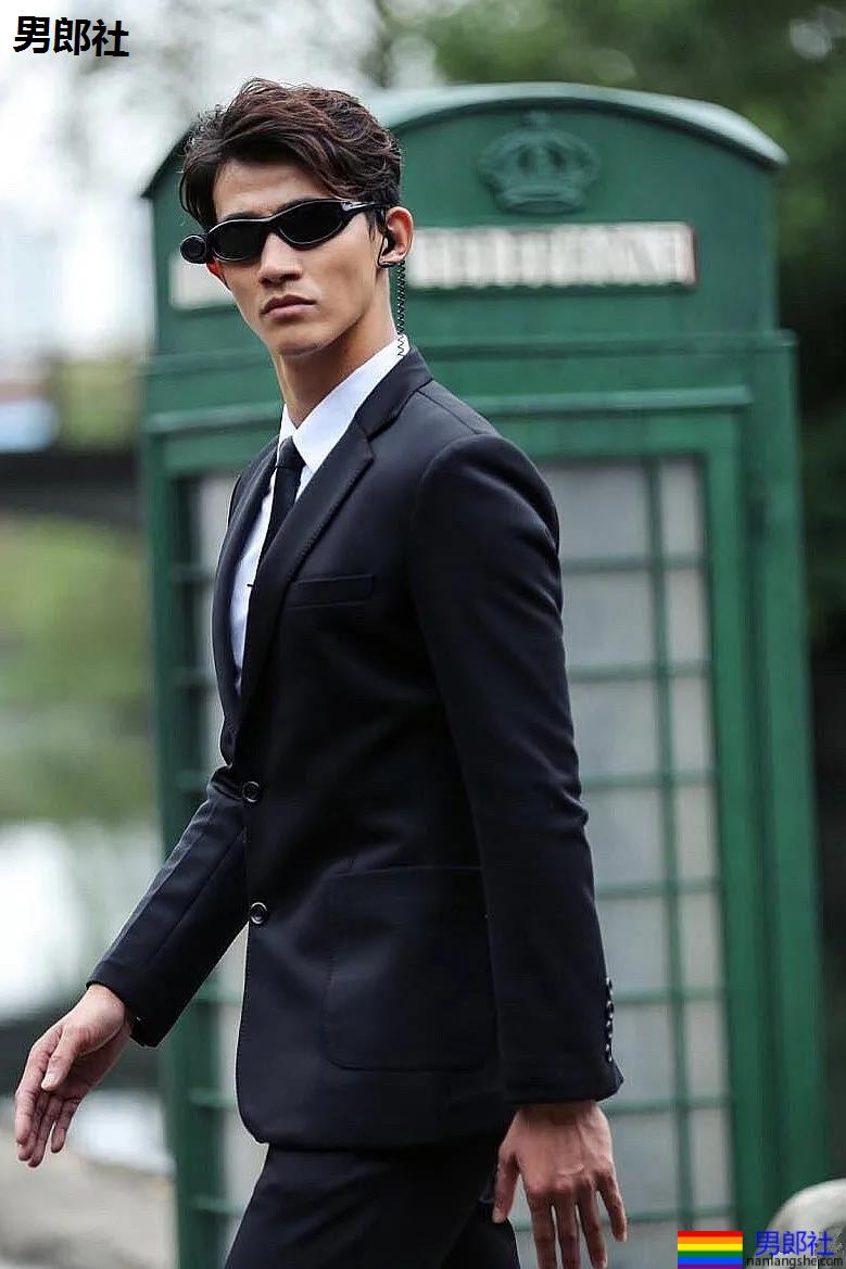 男1男2沐浴秀身材又卖腐?！187长腿筋肉男模，也太会玩了！ - 51虹马