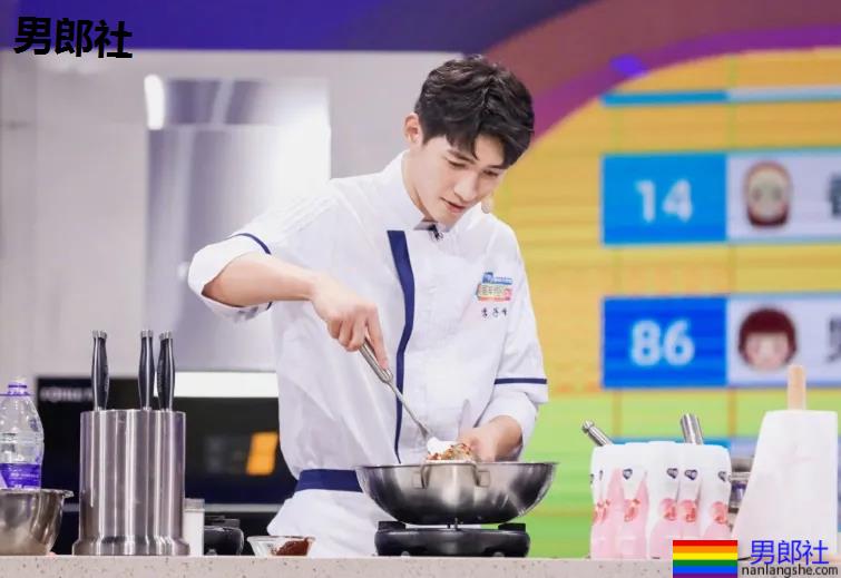 男1男2沐浴秀身材又卖腐?！187长腿筋肉男模，也太会玩了！ - 51虹马