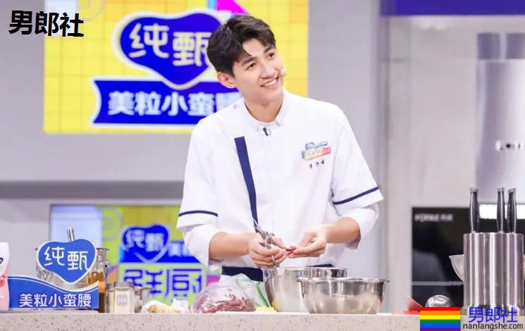 男1男2沐浴秀身材又卖腐?！187长腿筋肉男模，也太会玩了！ - 51虹马