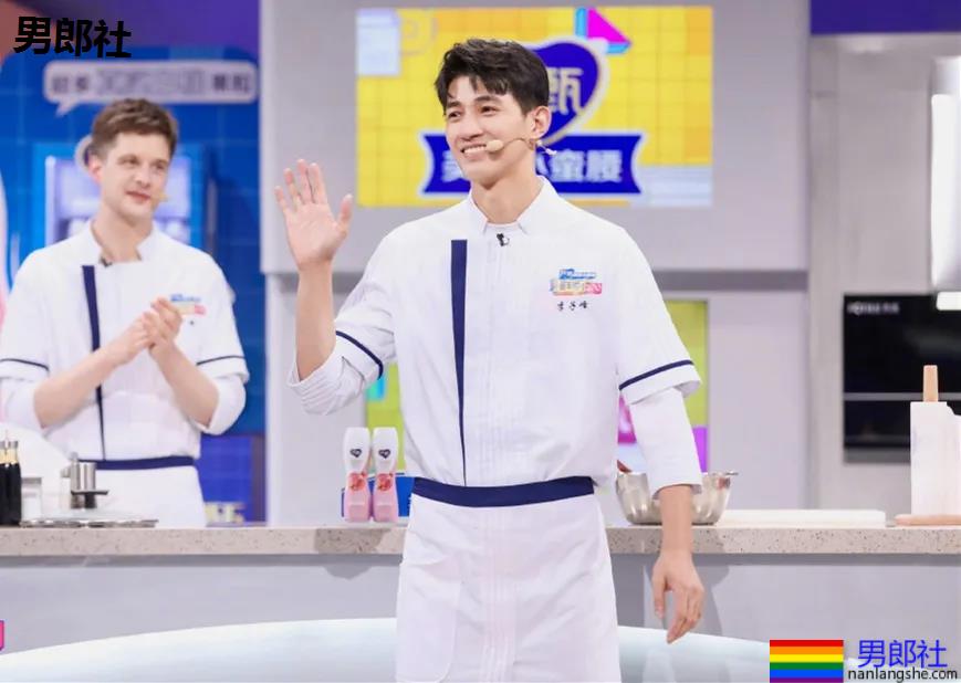 男1男2沐浴秀身材又卖腐?！187长腿筋肉男模，也太会玩了！ - 51虹马