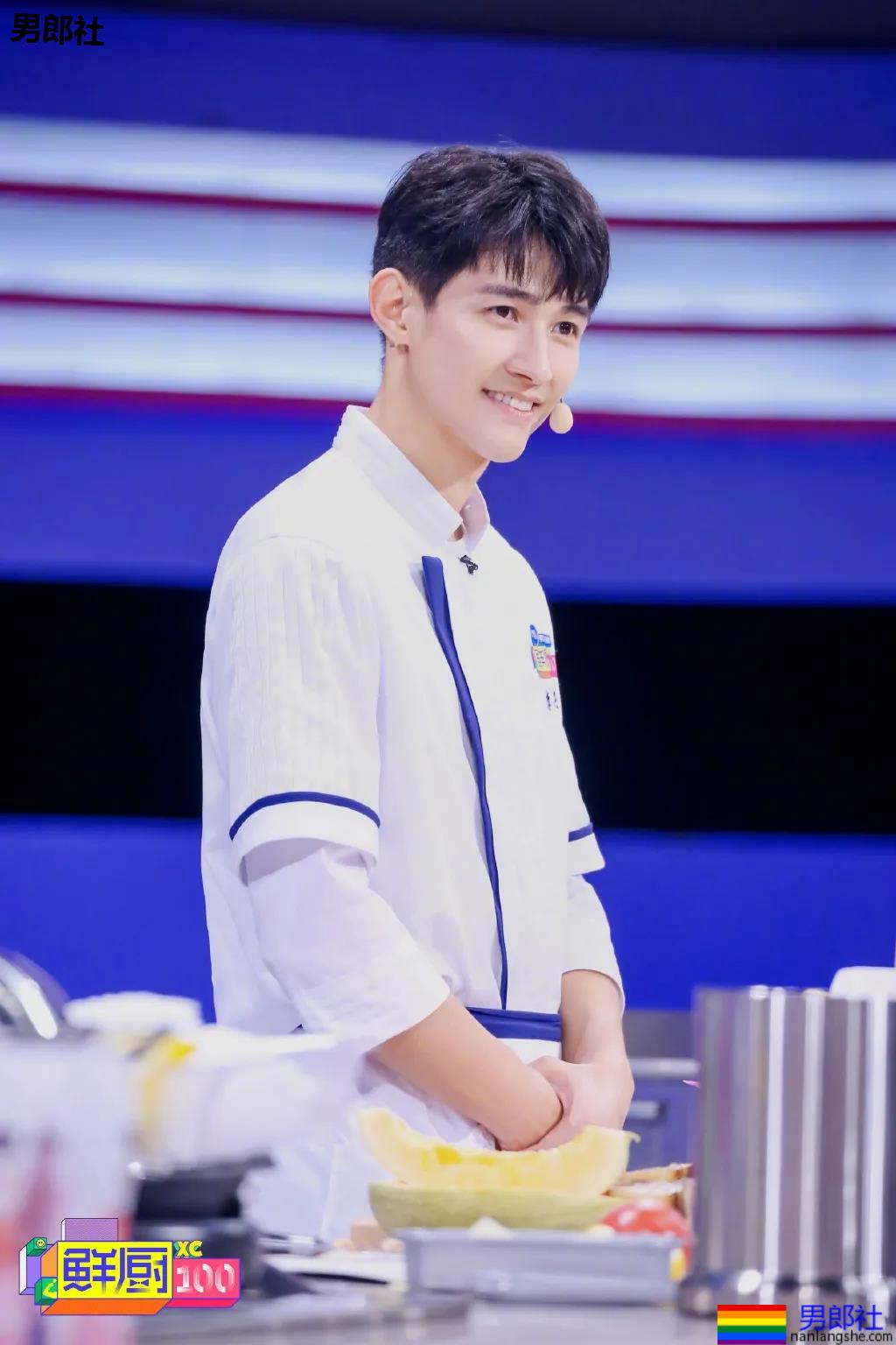 男1男2沐浴秀身材又卖腐?！187长腿筋肉男模，也太会玩了！ - 51虹马