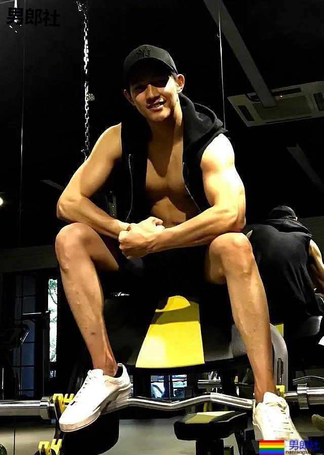 男1男2沐浴秀身材又卖腐?！187长腿筋肉男模，也太会玩了！ - 51虹马