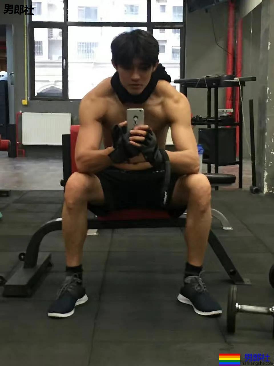 男1男2沐浴秀身材又卖腐?！187长腿筋肉男模，也太会玩了！ - 51虹马