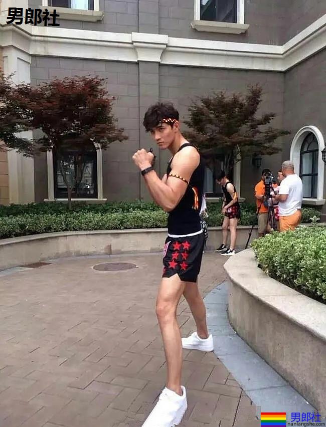 男1男2沐浴秀身材又卖腐?！187长腿筋肉男模，也太会玩了！ - 51虹马