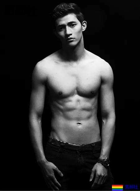 男1男2沐浴秀身材又卖腐?！187长腿筋肉男模，也太会玩了！ - 51虹马