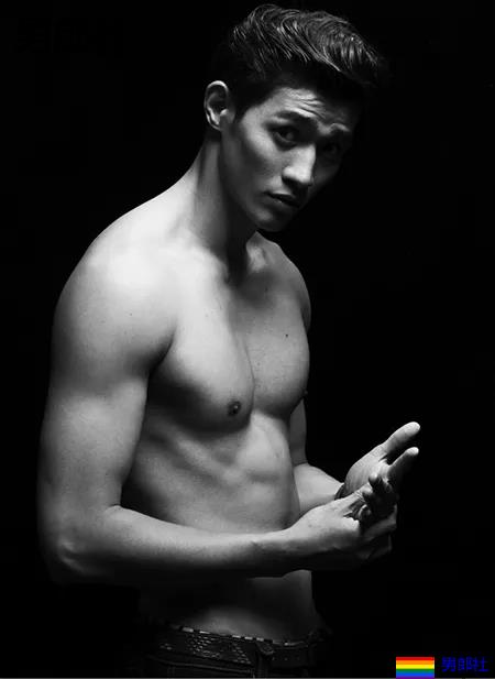 男1男2沐浴秀身材又卖腐?！187长腿筋肉男模，也太会玩了！ - 51虹马